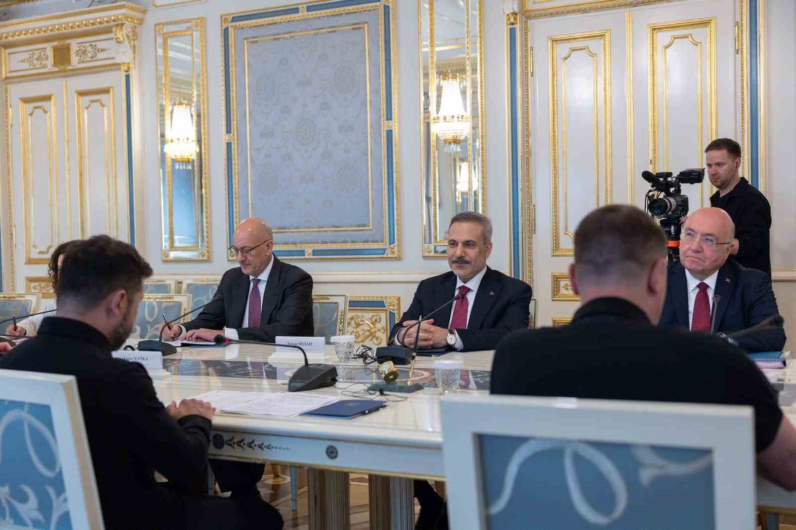 BAKAN FİDAN, UKRAYNA DEVLET BAŞKANI ZELENSKİY İLE BİR ARAYA GELDİ