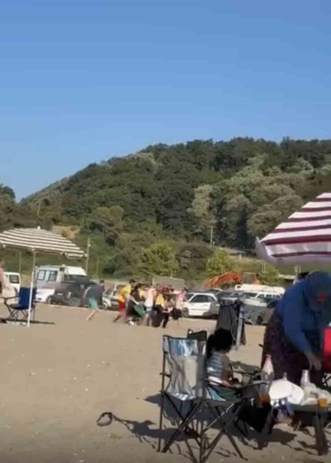 DENİZDE BOĞULMA TEHLİKESİ GEÇİREN KİŞİYİ VATANDAŞLAR KURTARDI