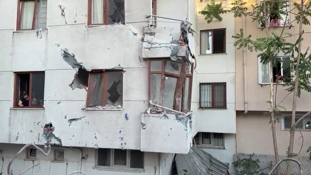 KÜÇÜKÇEKMECE’DE YIKIMI YAPILAN BİNANIN DUVARI YAN APARTMANIN ÜZERİNE DEVRİLDİ