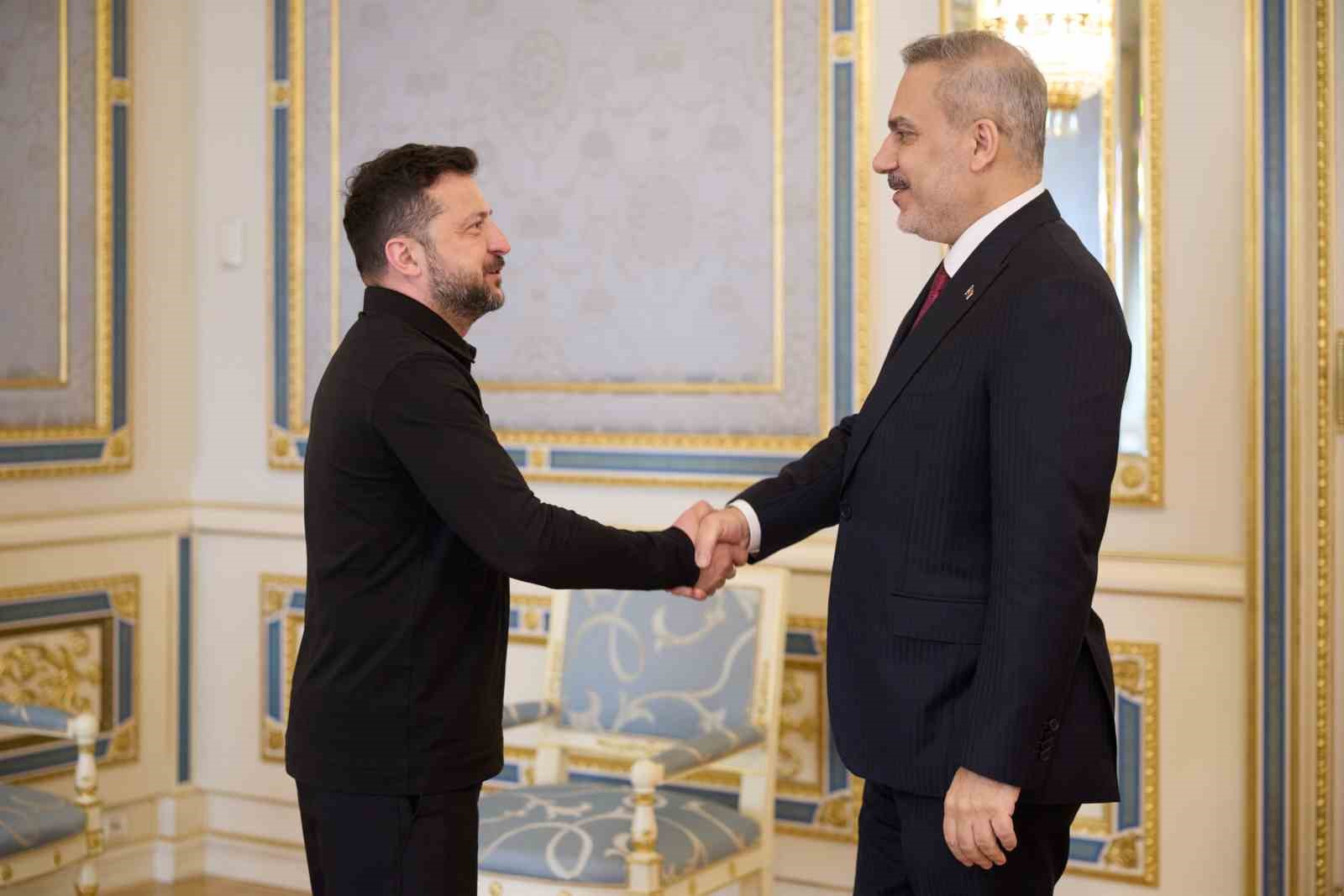 ZELENSKİY, BARIŞIN SAĞLANMASINA YÖNELİK ÇABALARI NEDENİYLE TÜRKİYE VE BAKAN FİDAN’A TEŞEKKÜR ETTİ