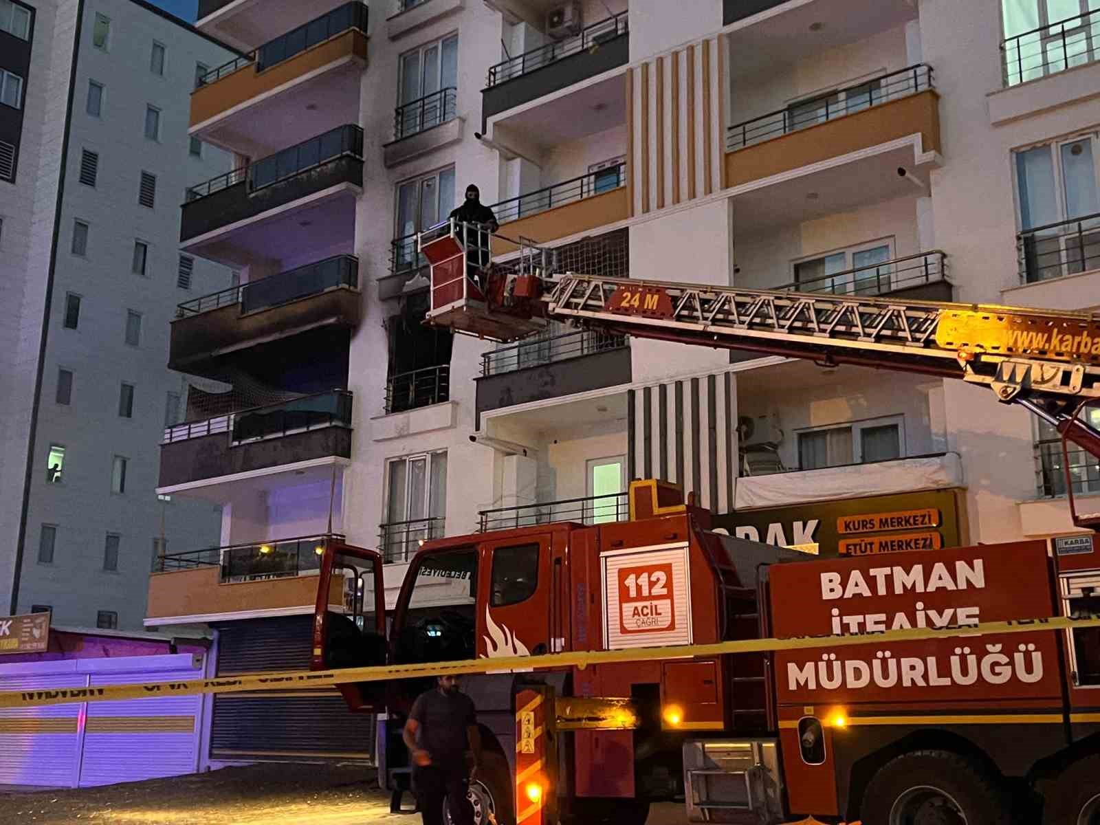 BATMAN’DA APARTMAN DAİRESİNDE YANGIN