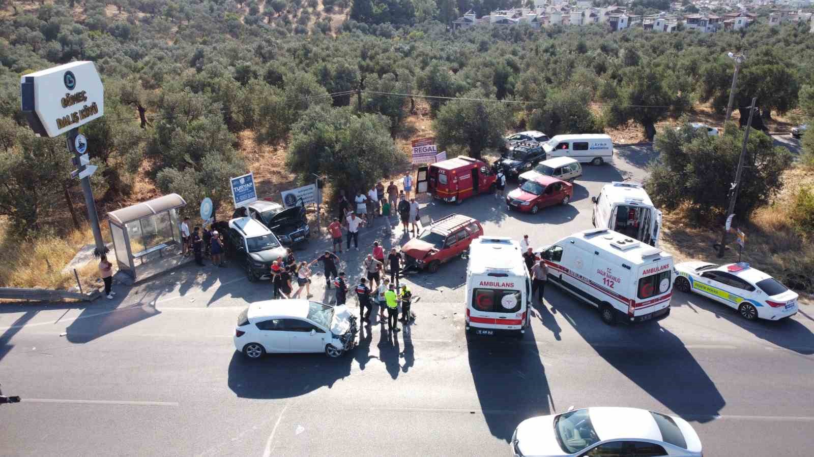 ÇANAKKALE-İZMİR KARAYOLUNDA CAN PAZARI: 4 ARACIN KARIŞTIĞI KAZADA 4 KİŞİ YARALANDI