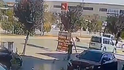İNEGÖL’DE MOTOSİKLET HAFİF TİCARİ ARACA ARKADAN ÇARPTI: O ANLAR KAMERADA
