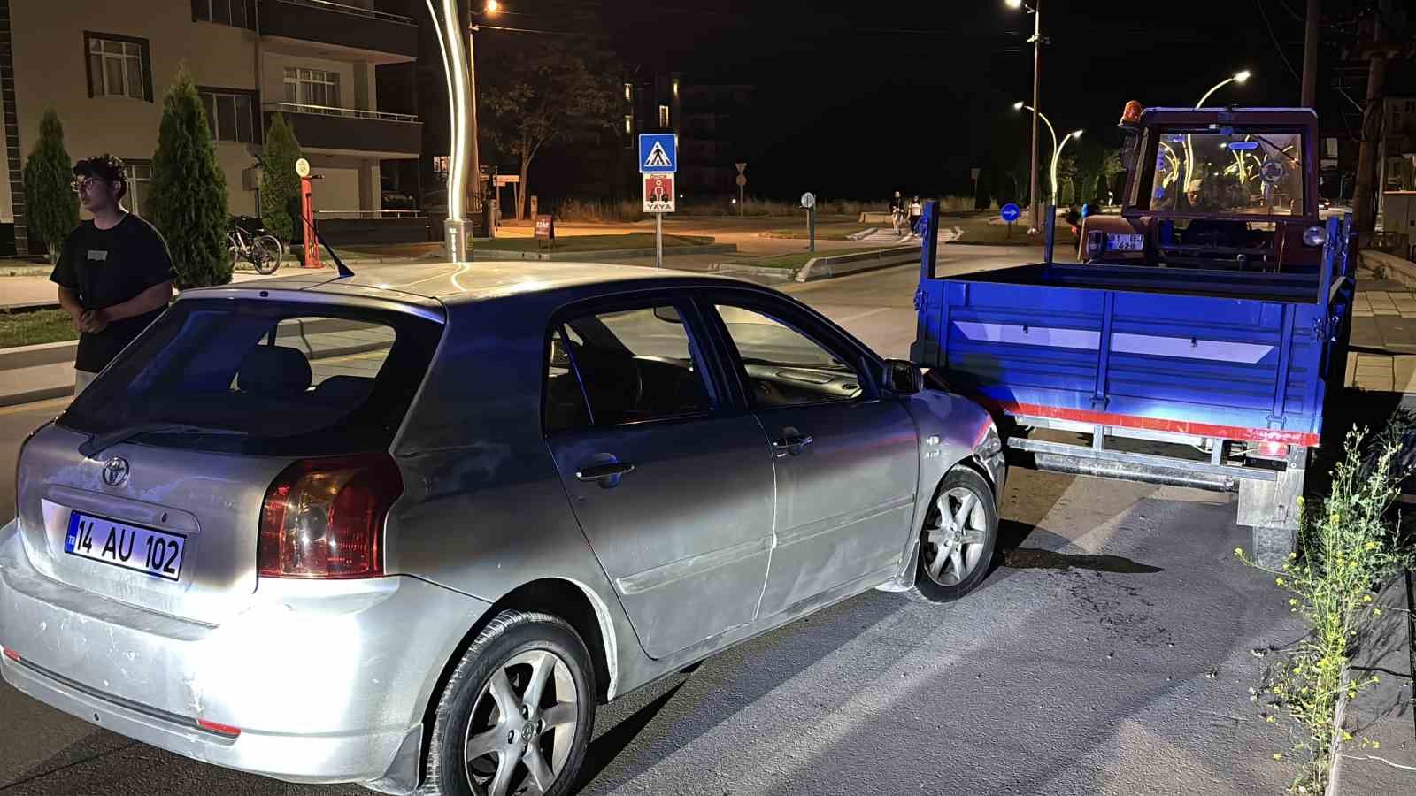 BOLU’DA KONTROLDEN ÇIKAN OTOMOBİL RÖMORKA ÇARPTI