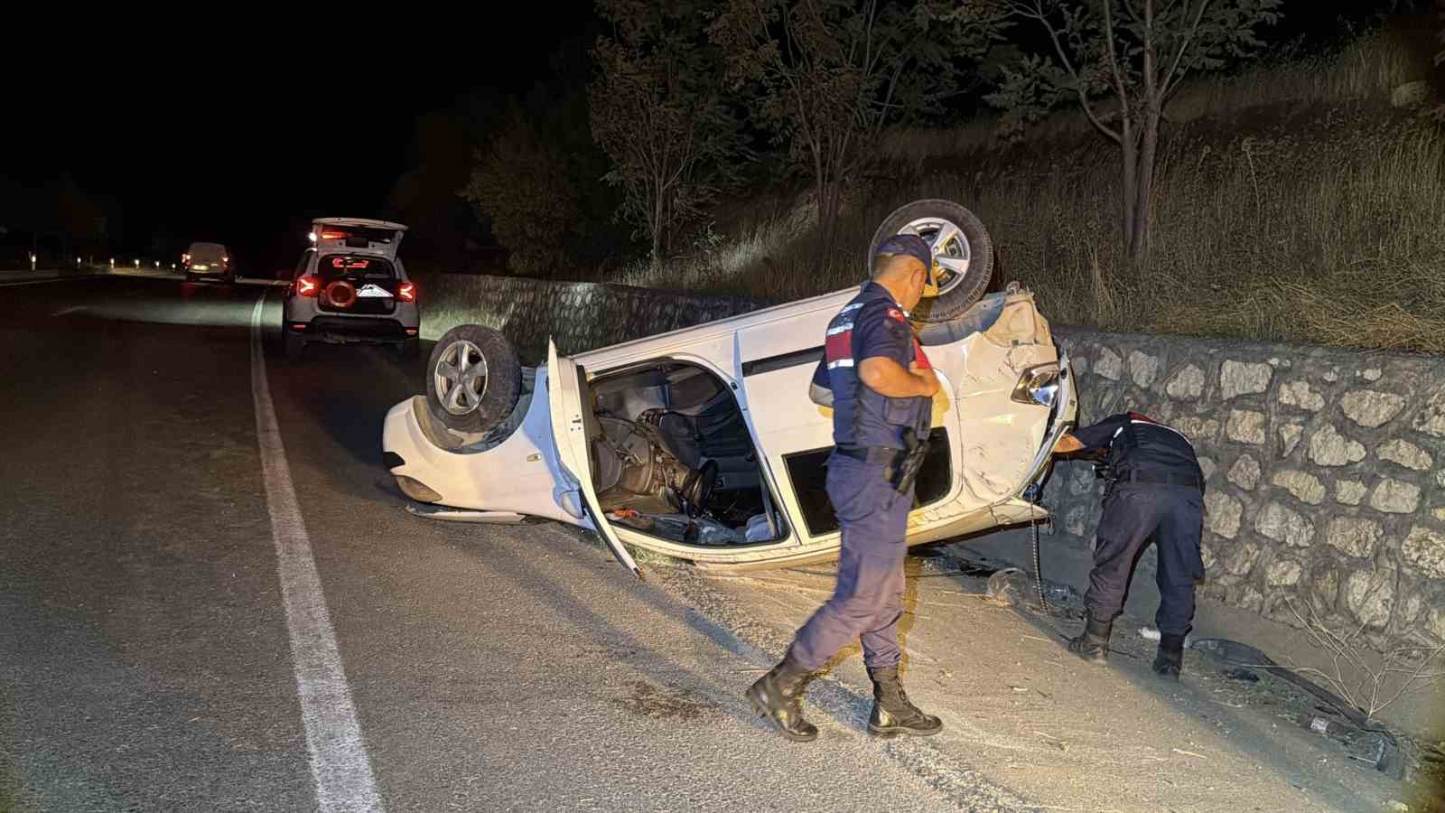 OTOMOBİL İSTİNAT DUVARINA ÇARPARAK TAKLA ATTI: 2 YARALI