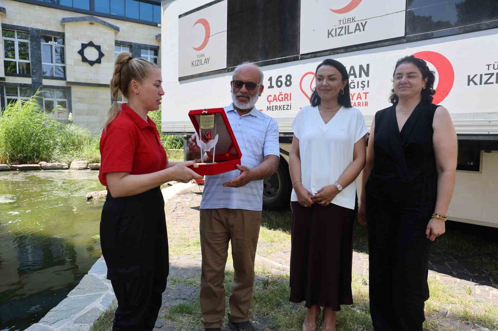 50 KEZ KAN VERDİ, HERKESİ BAĞIŞ YAPMAYA ÇAĞIRDI