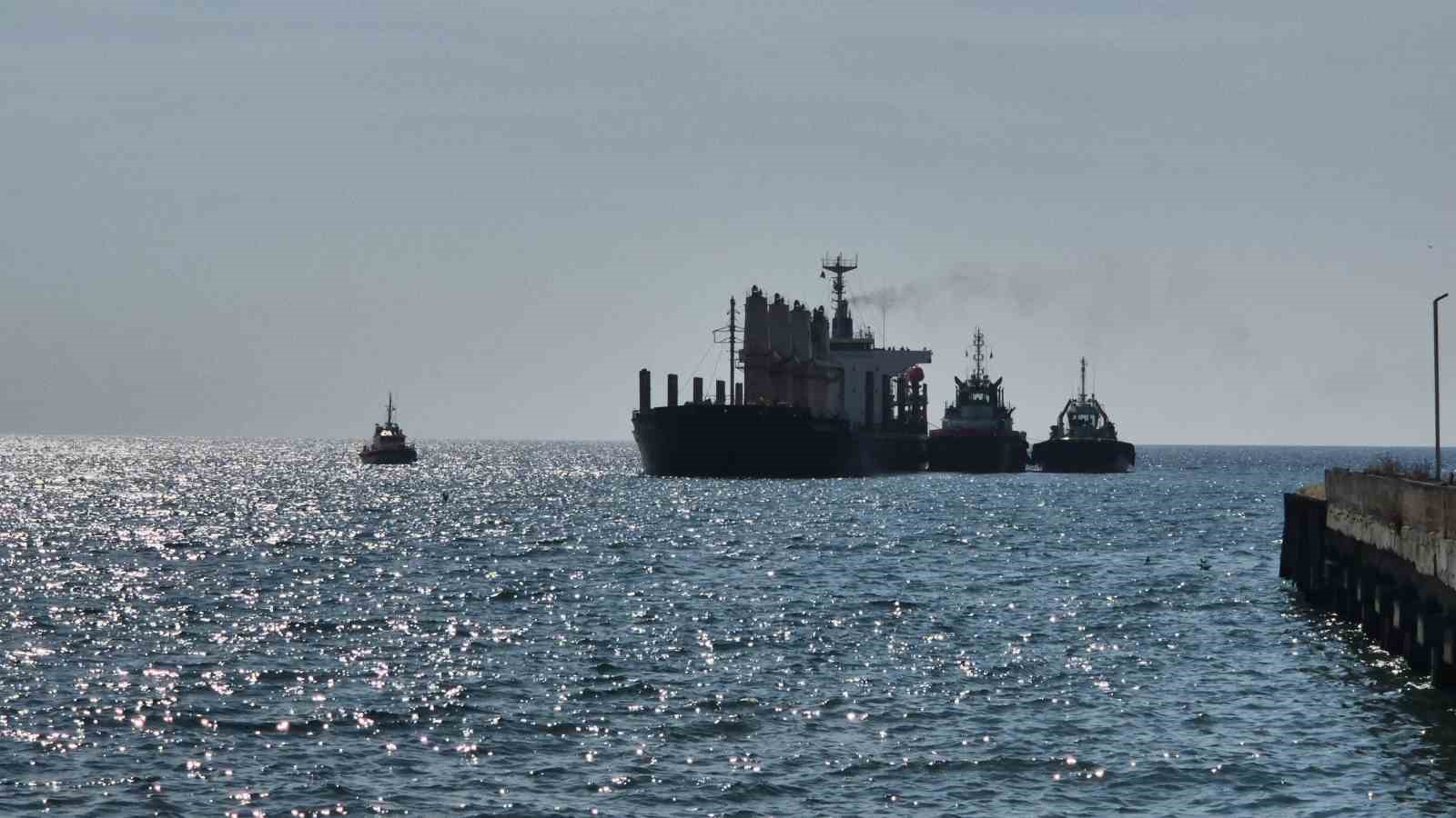 KARAYA OTURAN GEMİ 4 GÜNDÜR KURTARILMAYI BEKLİYOR