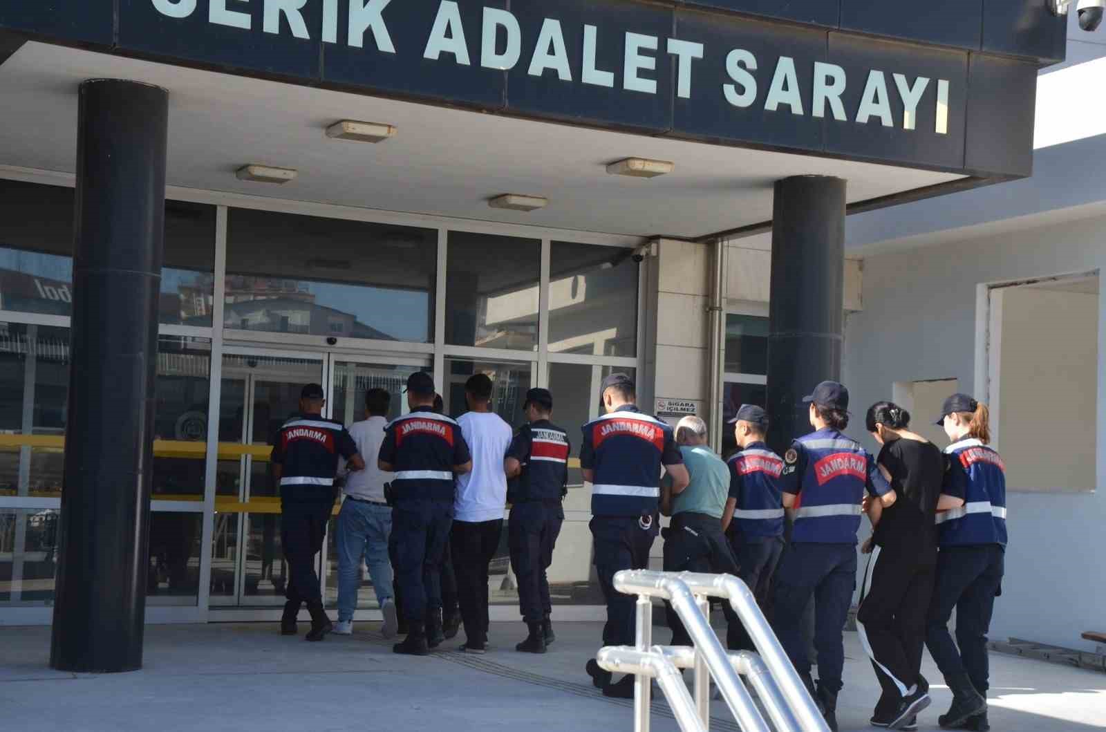 SERİK’TEKİ SOSYAL MEDYA DOLANDIRICILIĞI OPERASYONUNDA 4 ŞÜPHELİDEN 3’Ü TUTUKLANDI