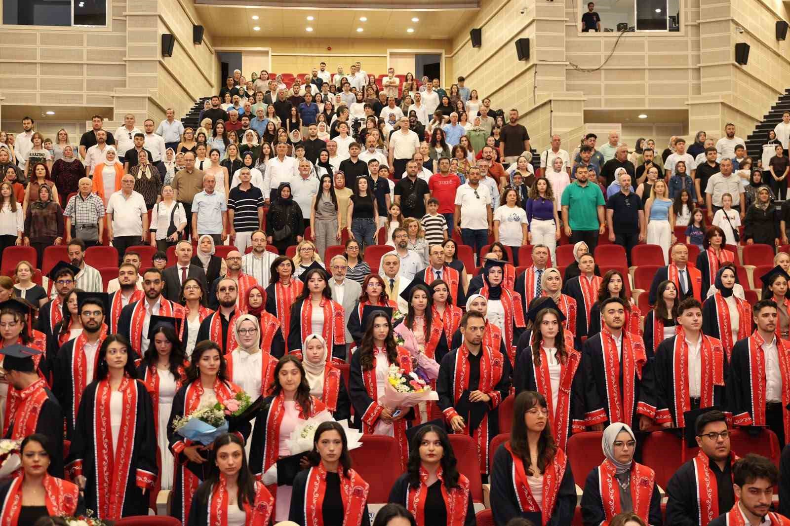 ERÜ EDEBİYAT FAKÜLTESİ’NDE 450 ÖĞRENCİ MEZUN OLDU