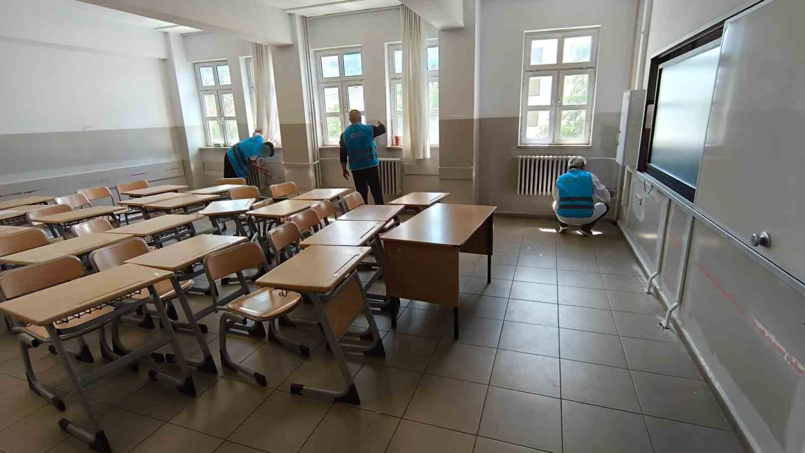 ESKİŞEHİR’DE YÜKÜMLÜLER OKULDA BOYA, TADİLAT VE TEMİZLİK ÇALIŞMASI BAŞLATTI