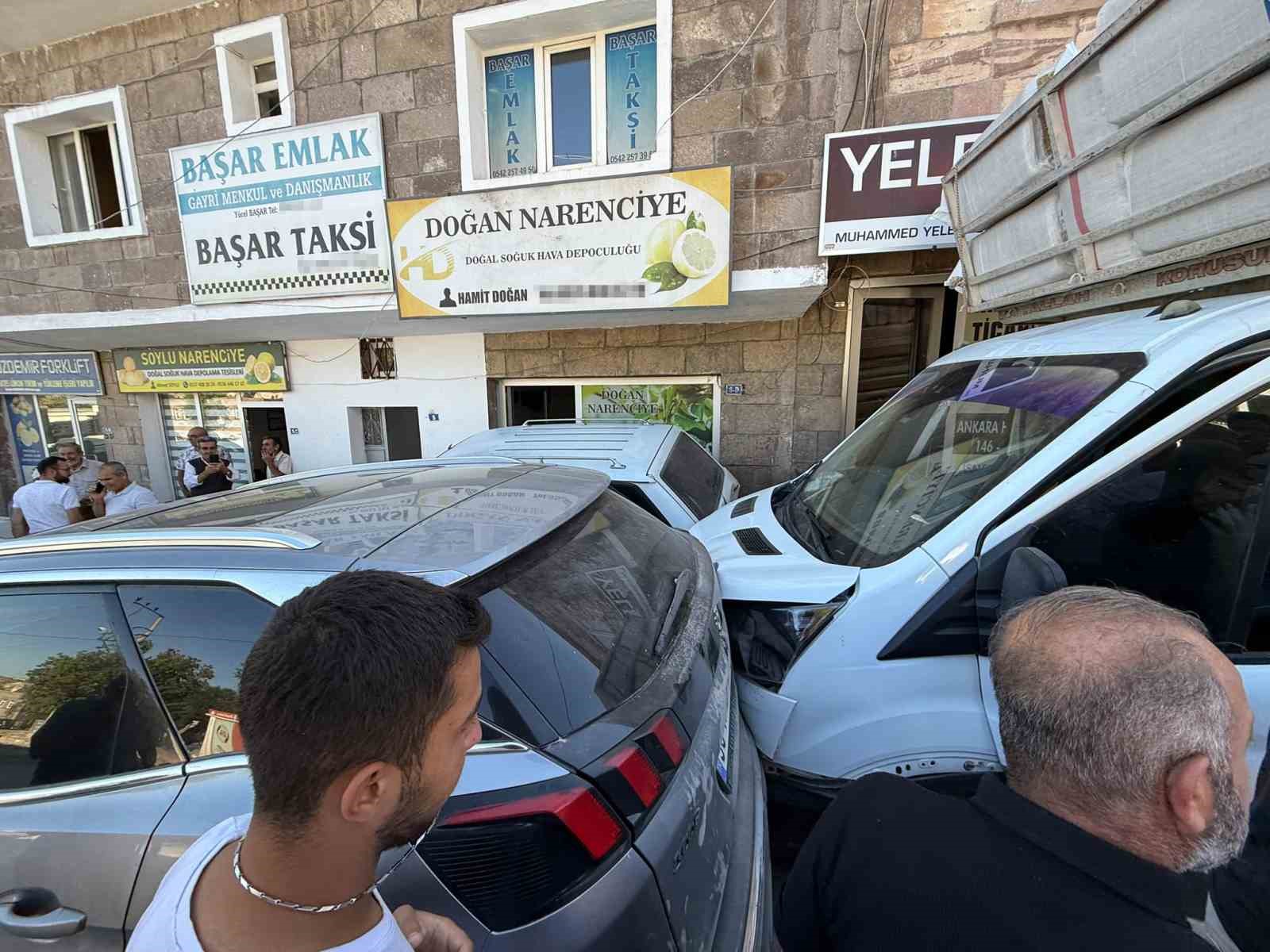 FRENİ BOŞALAN KAMYONET PARK HALİNDEKİ ARAÇLARA ÇARPTI