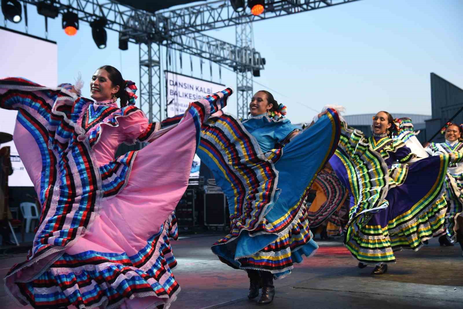 DÜNYA DANSLARI BALIKESİR SAHNELENDİ