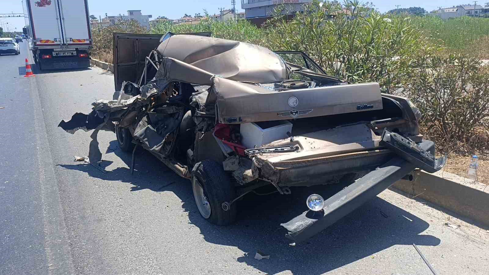 KAMYONUN ÇARPTIĞI FİAT TOFAŞ HURDAYA DÖNDÜ: CAMDAN DIŞARI ATLAYAN SÜRÜCÜ HAFİF YARALI OLARAK KURTULDU