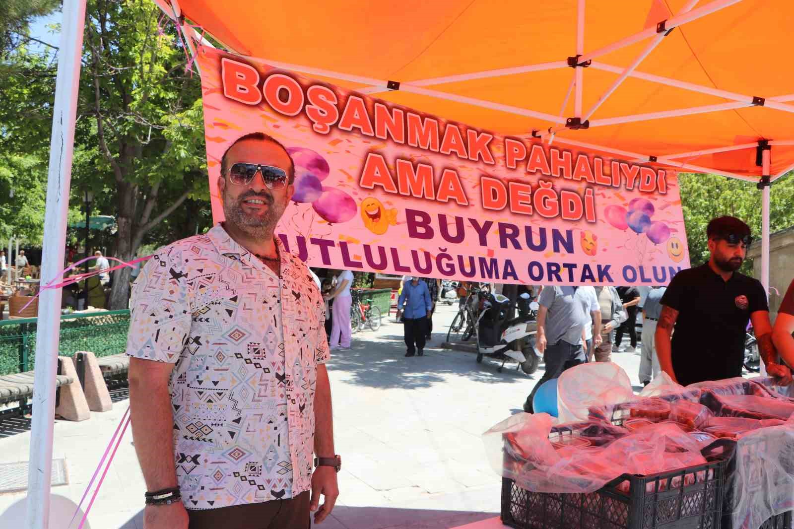 KARAMAN’DA 11 YILLIK EVLİLİĞİ SONA EREN GURBETÇİ, LOKMA DAĞITARAK BOŞANMASINI KUTLADI