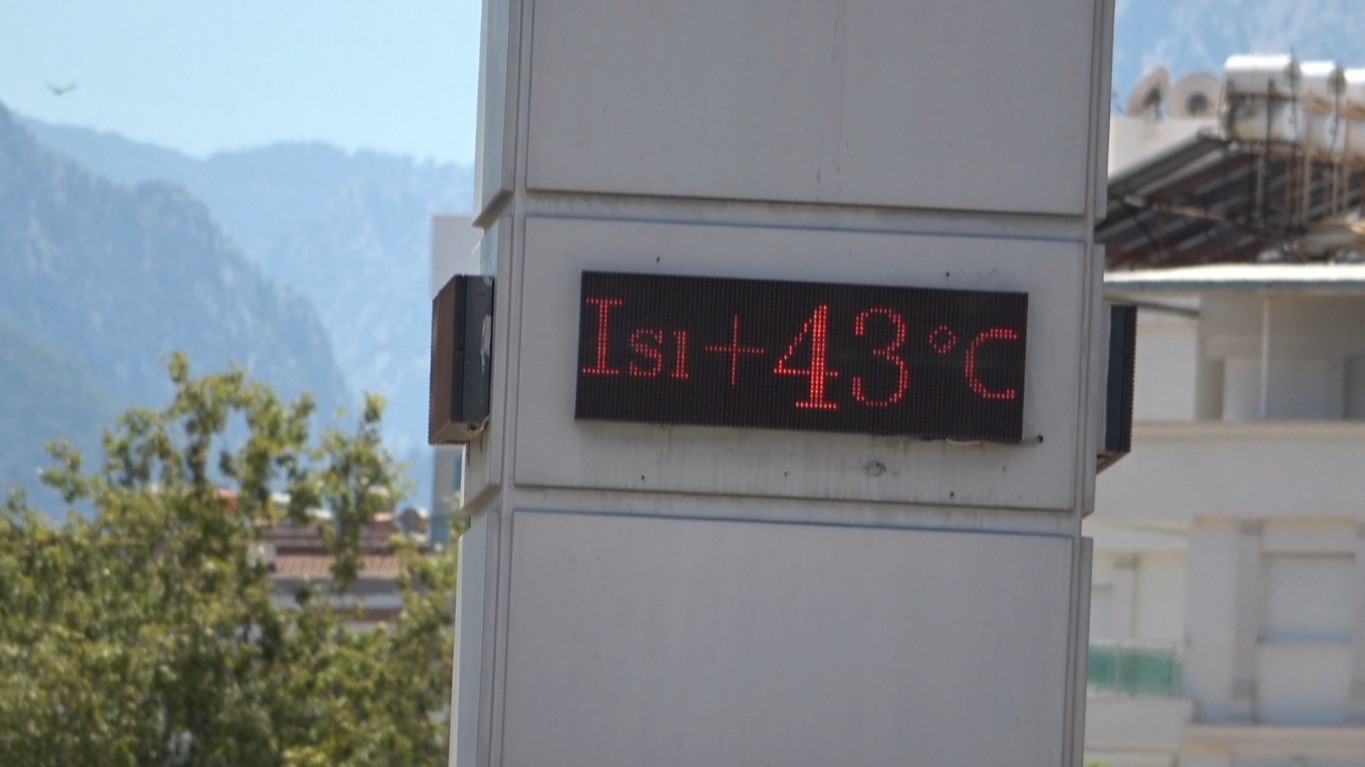 TERMOMETRELERİN 43 DERECEYİ GÖSTERDİĞİ ANTALYA’DA SAHİLLER DOLDU