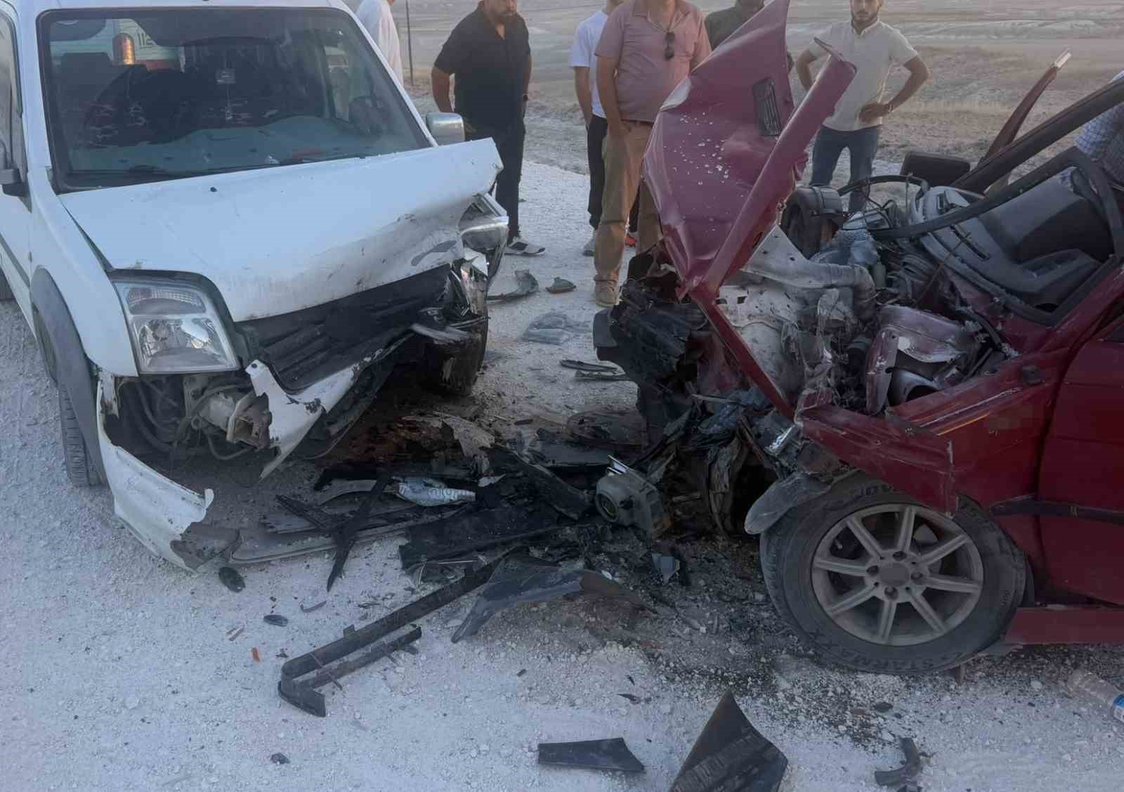 ESKİŞEHİR’DE İKİ ARAÇ KAFA KAFAYA ÇARPIŞTI: 1’İ AĞIR 3 YARALI