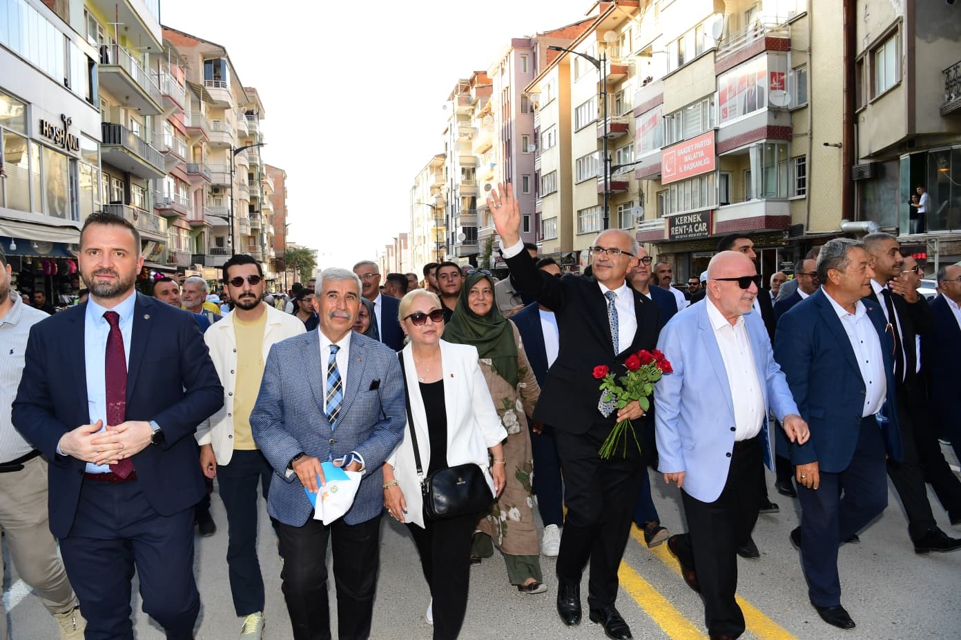 KAYISI FESTİVALİ KORTEJ YÜRÜYÜŞÜ COŞKUYLA YAPILDI