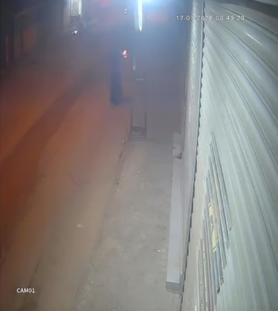 TANINMAMAK İÇİN KADIN KILIĞINA GİRİP SİLAHLI SALDIRI DÜZENLEDİ