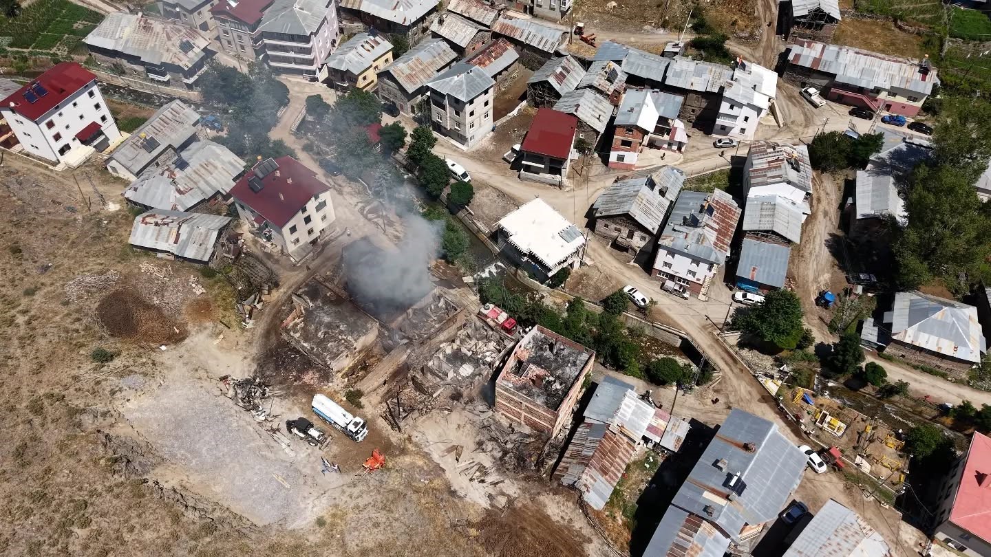 BAYBURT’TA ÇIKAN YANGINDA HASAR GÖREN 5 EV VE 3 SAMANLIK HAVADAN GÖRÜNTÜLENDİ