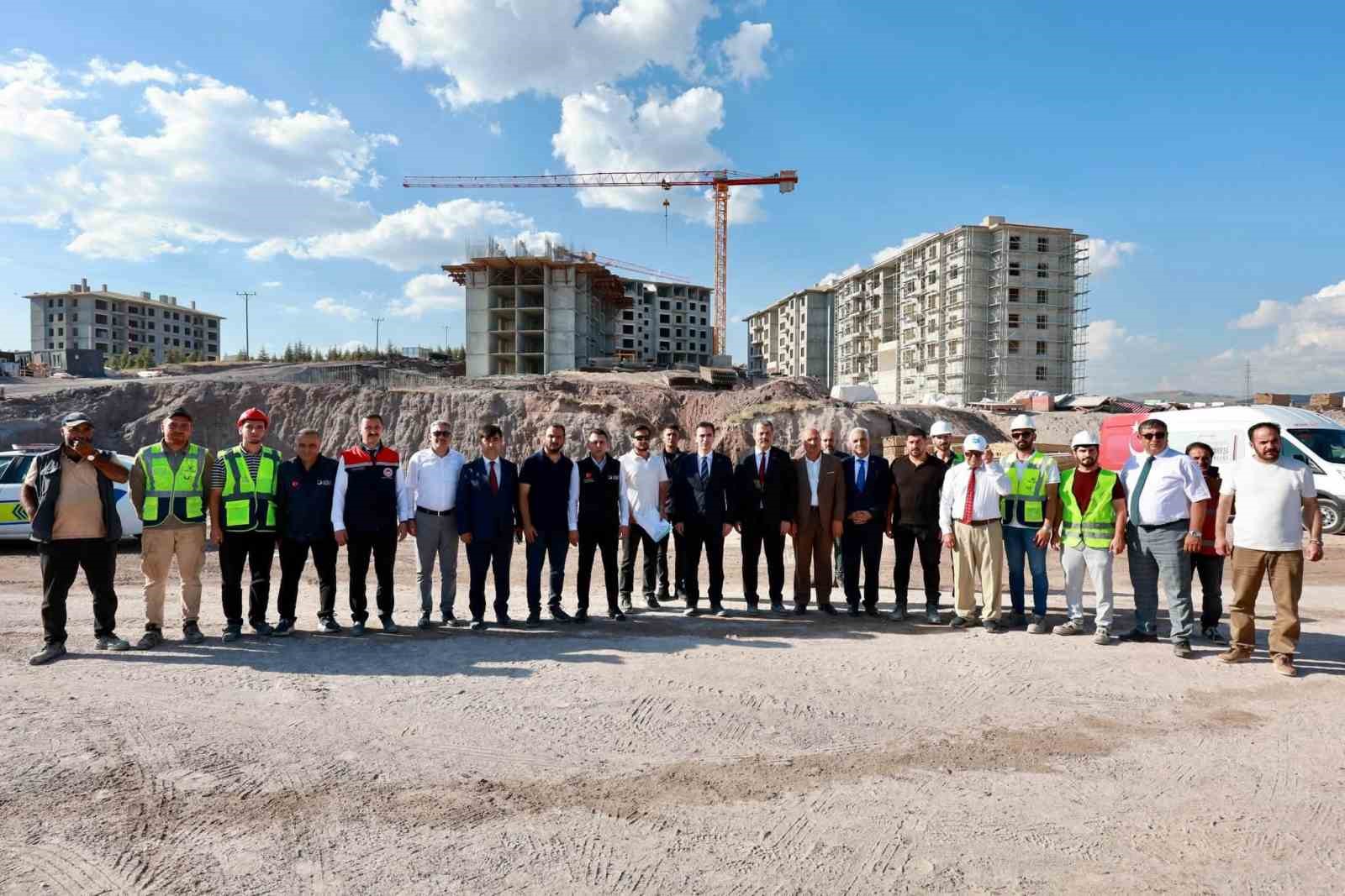 VALİ KARAKAYA, AHLAT’TAKİ AHISKALI TÜRKLERİ TOKİ KONUTLARINI İNCELEDİ
