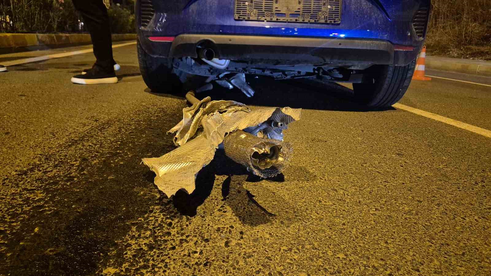 FACİADAN DÖNÜLDÜ: AÇIK RÖGAR KAPAĞINA ÇARPAN OTOMOBİL METRELERCE SÜRÜKLENDİ