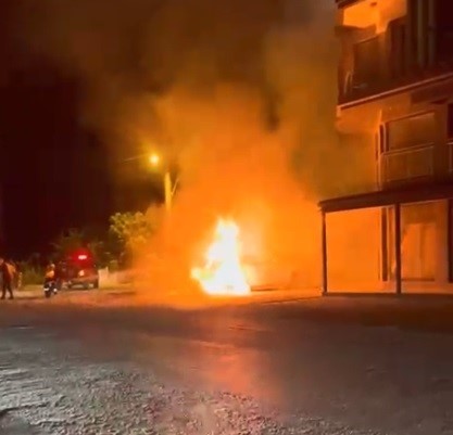 DALAMAN’DA PARK HALİNDEKİ ELEKTRİKLİ ARAÇ ALEV ALEV YANDI