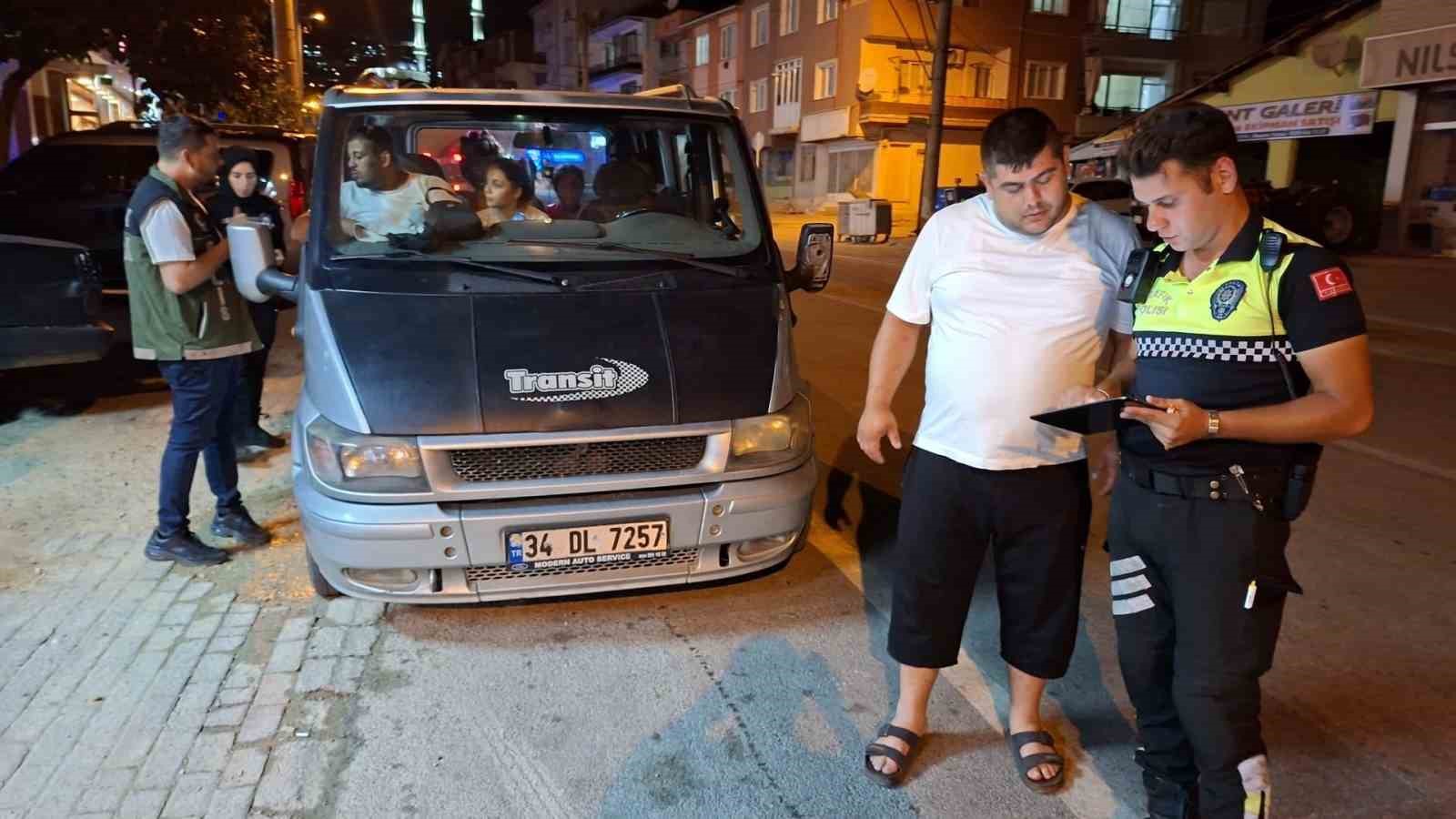 BURSA POLİSİNDEN ‘HUZUR’ UYGULAMASI: 1 KİŞİ YAKALANDI, 24 SÜRÜCÜYE CEZA YAZILDI