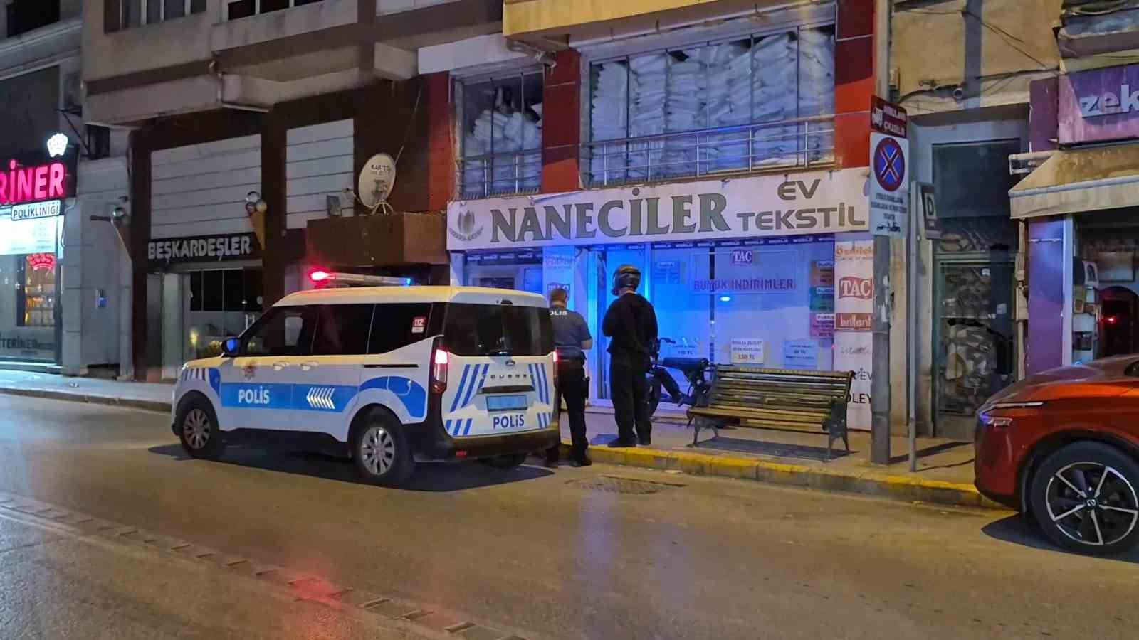 BİNANIN CAMINI KIRAN ŞÜPHELİYİ ÇEVRE ESNAFI YAKALADI