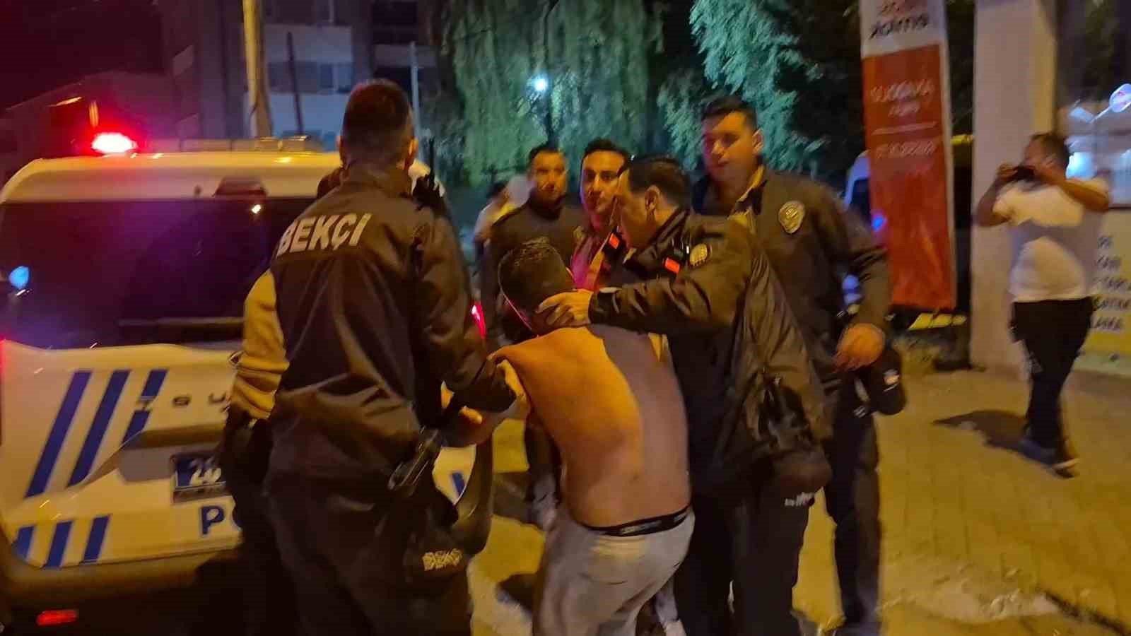 POLİS EKİPLERİNE ZORLUK ÇIKARTAN ALKOLLÜ SÜRÜCÜ KAFASINI OTOBÜS DURAĞINA VURDU: "YANIYORUM, SU VERİN. BEN TESLİM OLMAYA GELDİM"