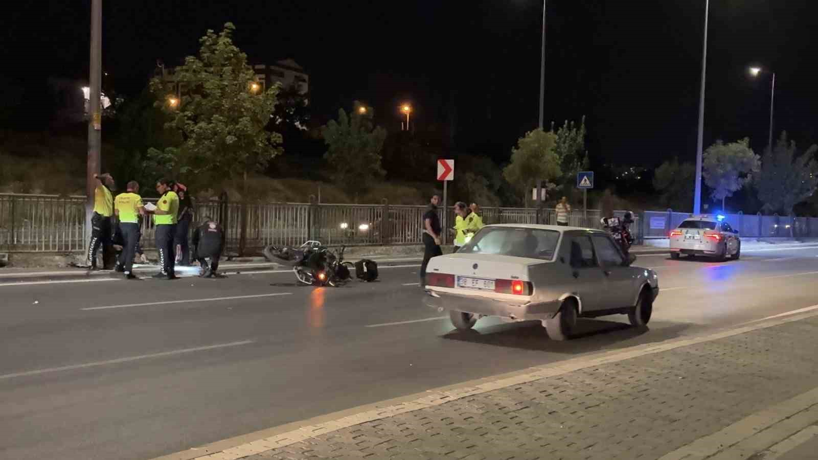 KONTROLÜ KAYBOLAN MOTOSİKLETLİ POLİS DİREĞE ÇARPTI: 1 YARALI