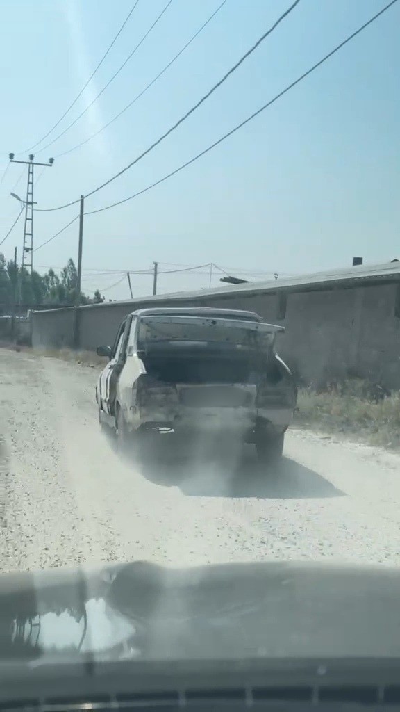GÖVDESİ DÖKÜLÜRKEN MOTORU ÇALIŞAN ARAÇ İLGİNÇ GÖRÜNTÜ OLUŞTURDU