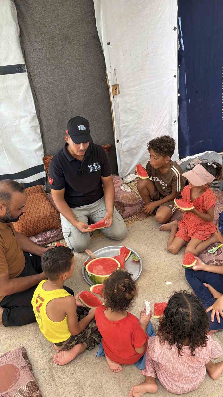 YEDİ BAŞAK, GAZZE’DE YAZ ŞENLİĞİ DÜZENLEDİ, HALKA KARPUZ DAĞITTI