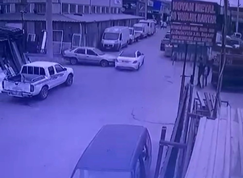 AYNI SOKAKTA PEŞ PEŞE KAZALAR KAMERADA