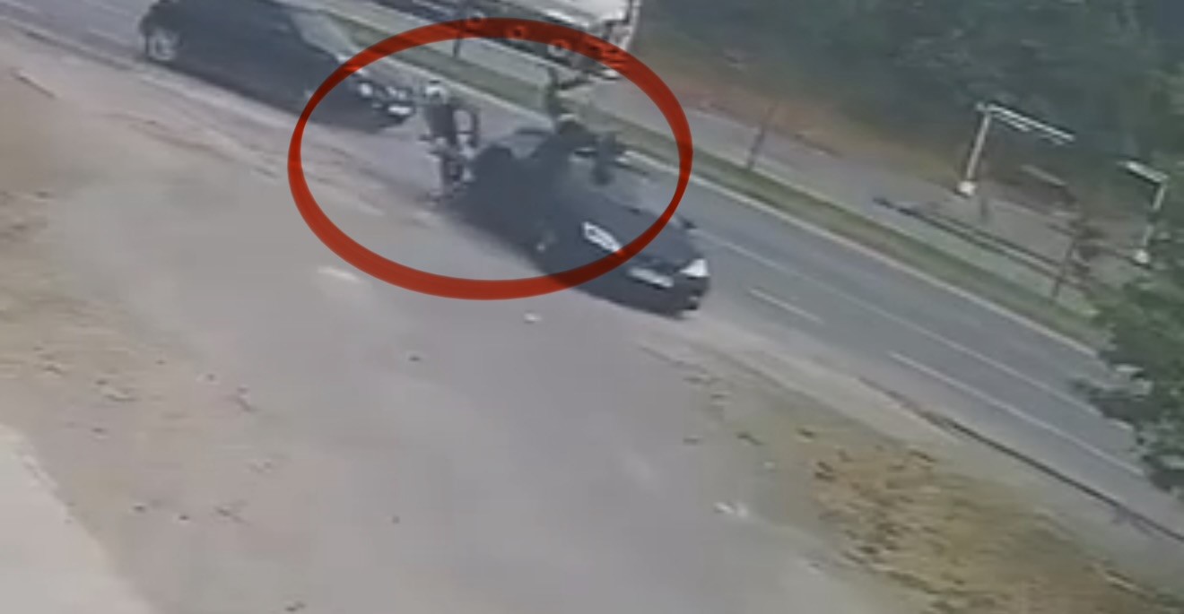 MOTOSİKLETİN OTOMOBİLE ÇARPMA ANI KAMERADA: 2 YARALI
