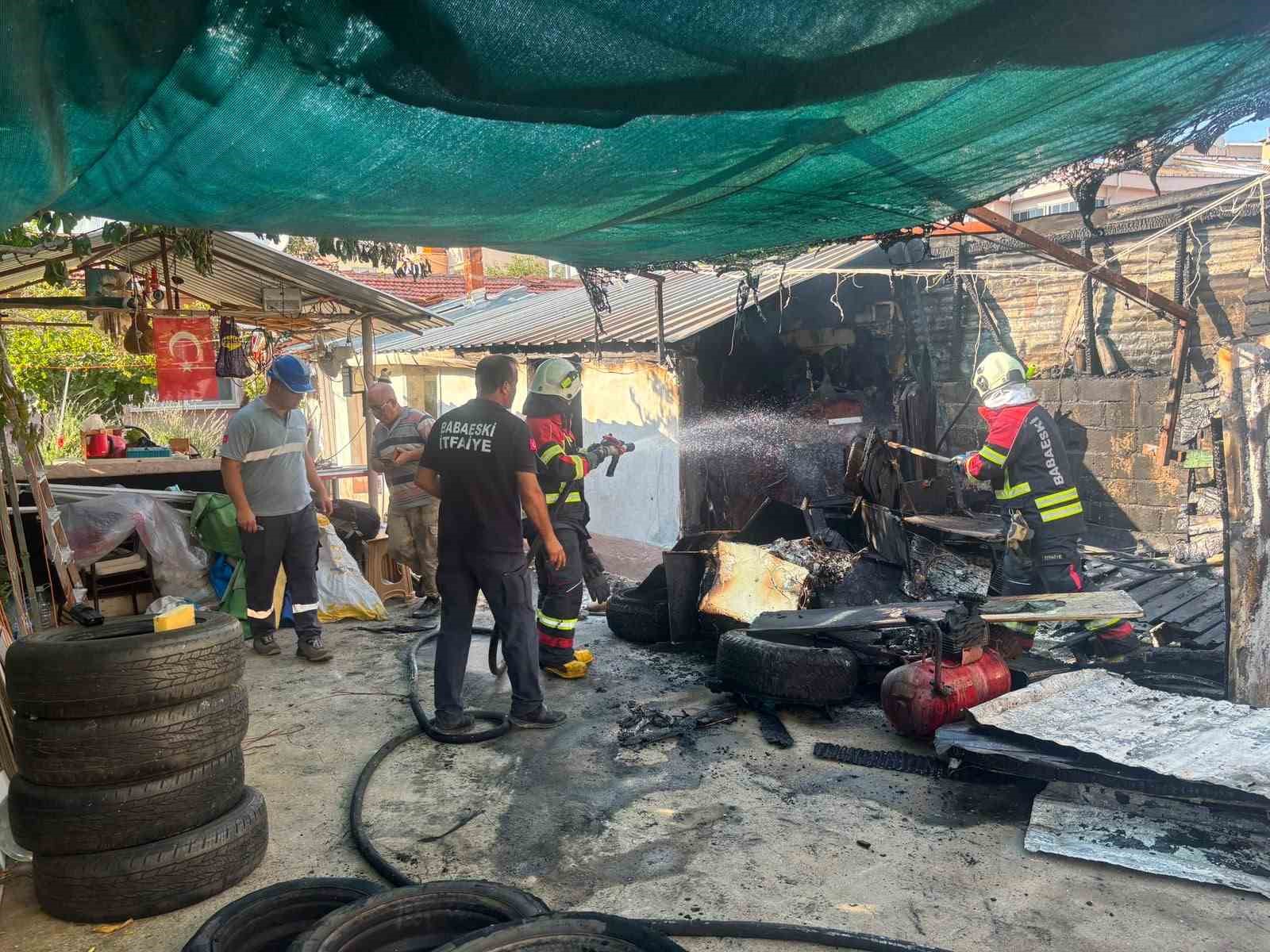 BABAESKİ’DE EVİN BAHÇESİNDEKİ DEPODA ÇIKAN YANGIN SÖNDÜRÜLDÜ