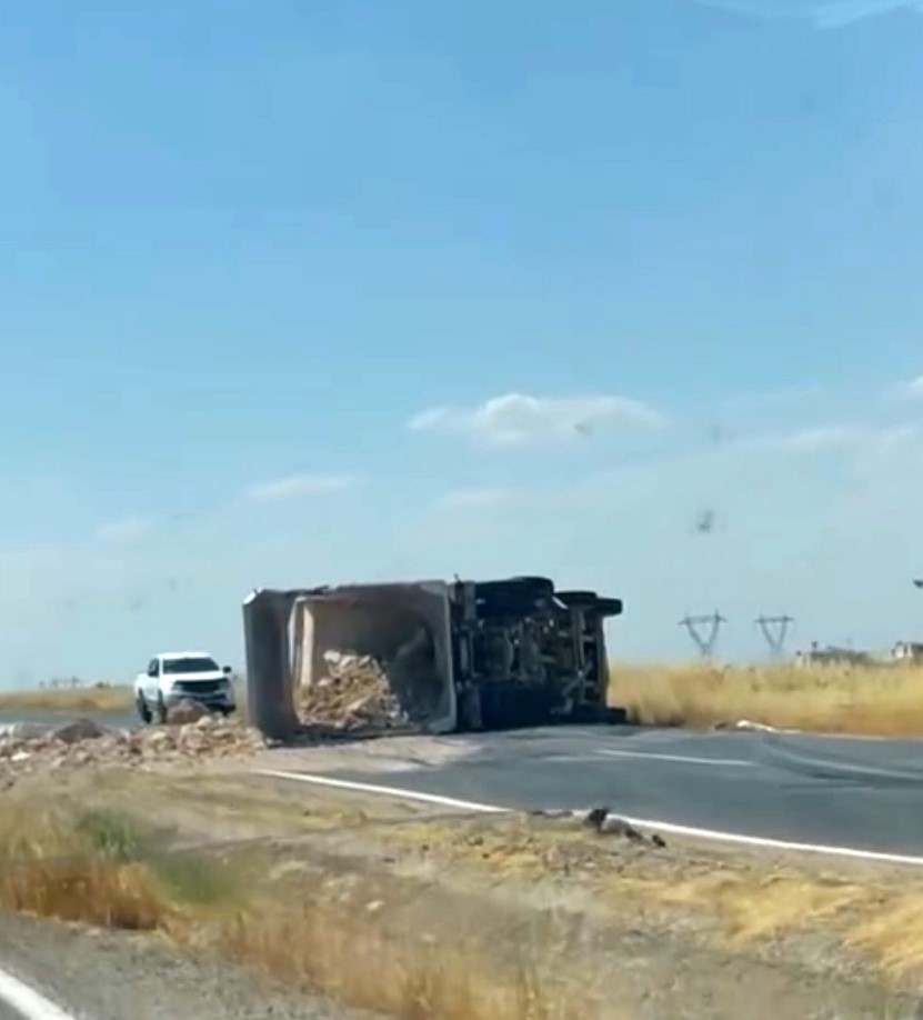 SİİRT’TE KAMYON DEVRİLDİ: 1 YARALI
