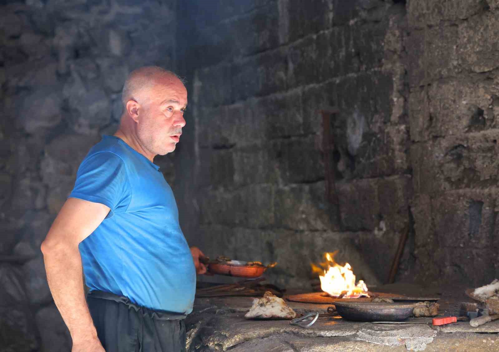 KAHRAMANMARAŞ’TA KALAYCI USTASININ ZORLU SICAKLIKTA MESAİSİ