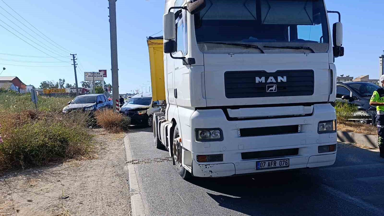 TALİ YOLA SAPAN KAMYONA ÇARPMAMAK İÇİN KENT GÜVENLİK YÖNETİM SİSTEMİ DİREĞİNE ÇARPTI