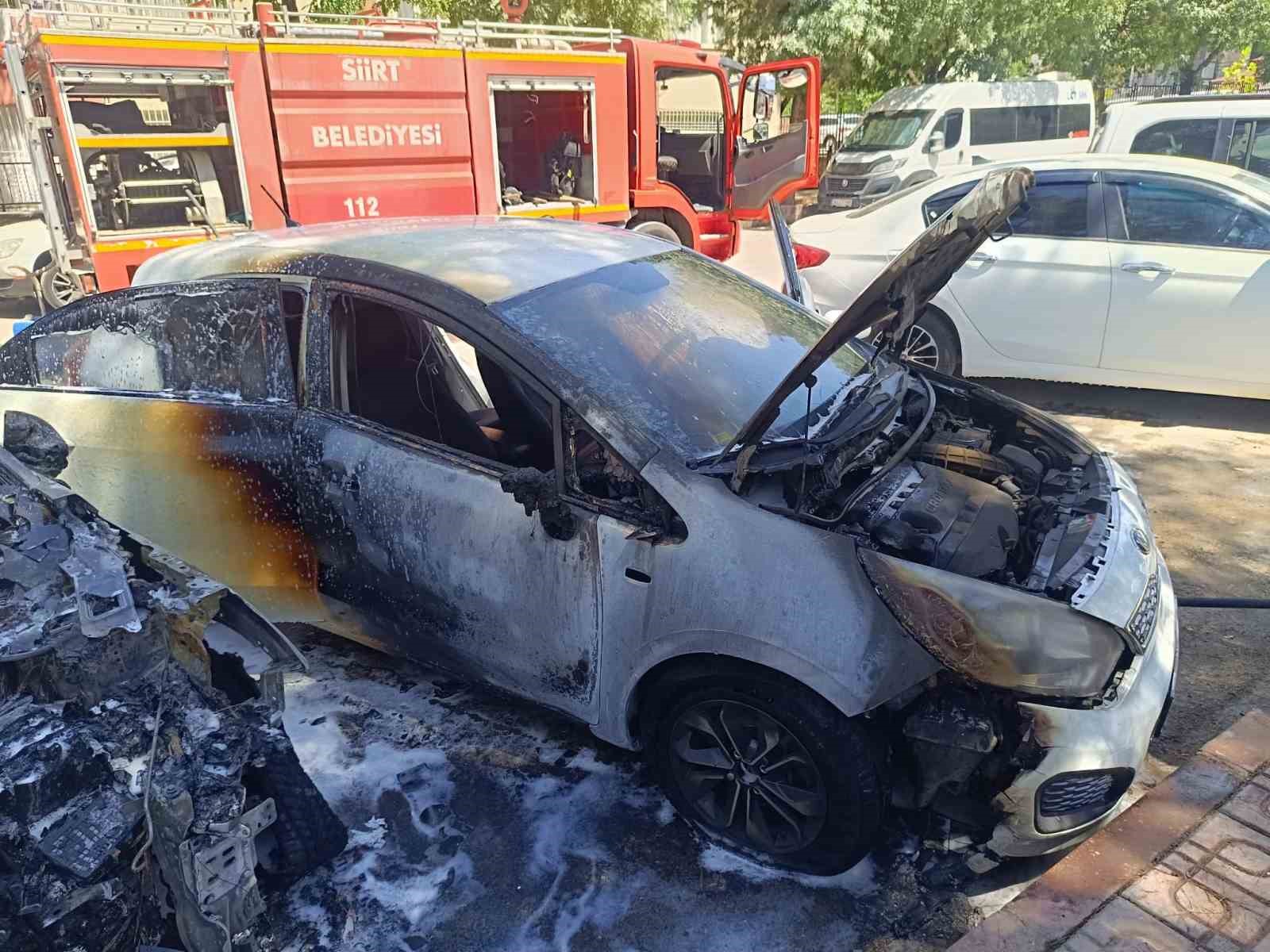 PARK HALİNDEKİ OTOMOBİL ALEV ALDI, YANGIN DİĞER ARACA DA SIÇRADI