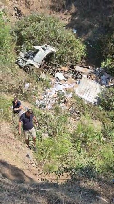 KUMLUCA’DA ŞARAMPOLE DEVRİLEN KAMYON ŞOFÖRÜ HAYATINI KAYBETTİ