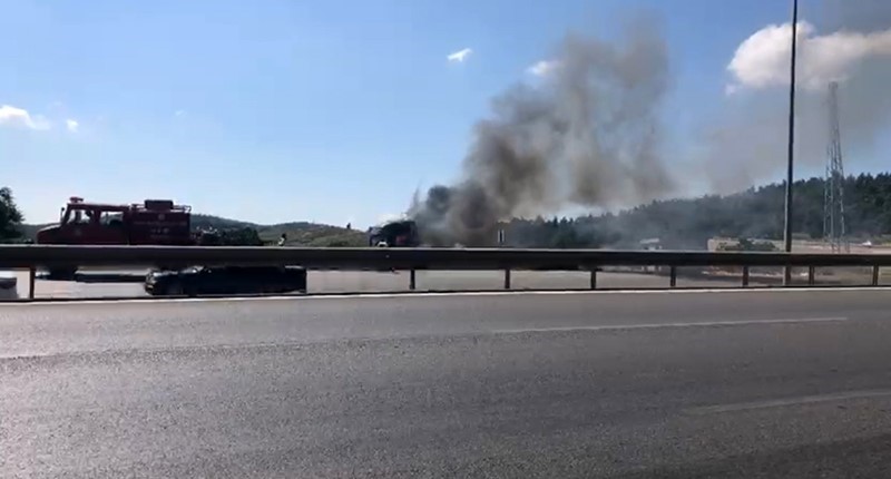BURSA’DA SEYİR HALİNDEKİ TIR ALEV TOPUNA DÖNDÜ