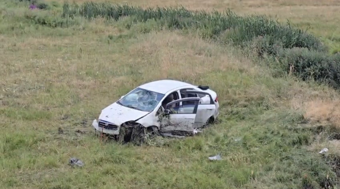 BİNGÖL’DE KONTROLDEN ÇIKAN OTOMOBİL ARAZİYE UÇTU: 3 YARALI