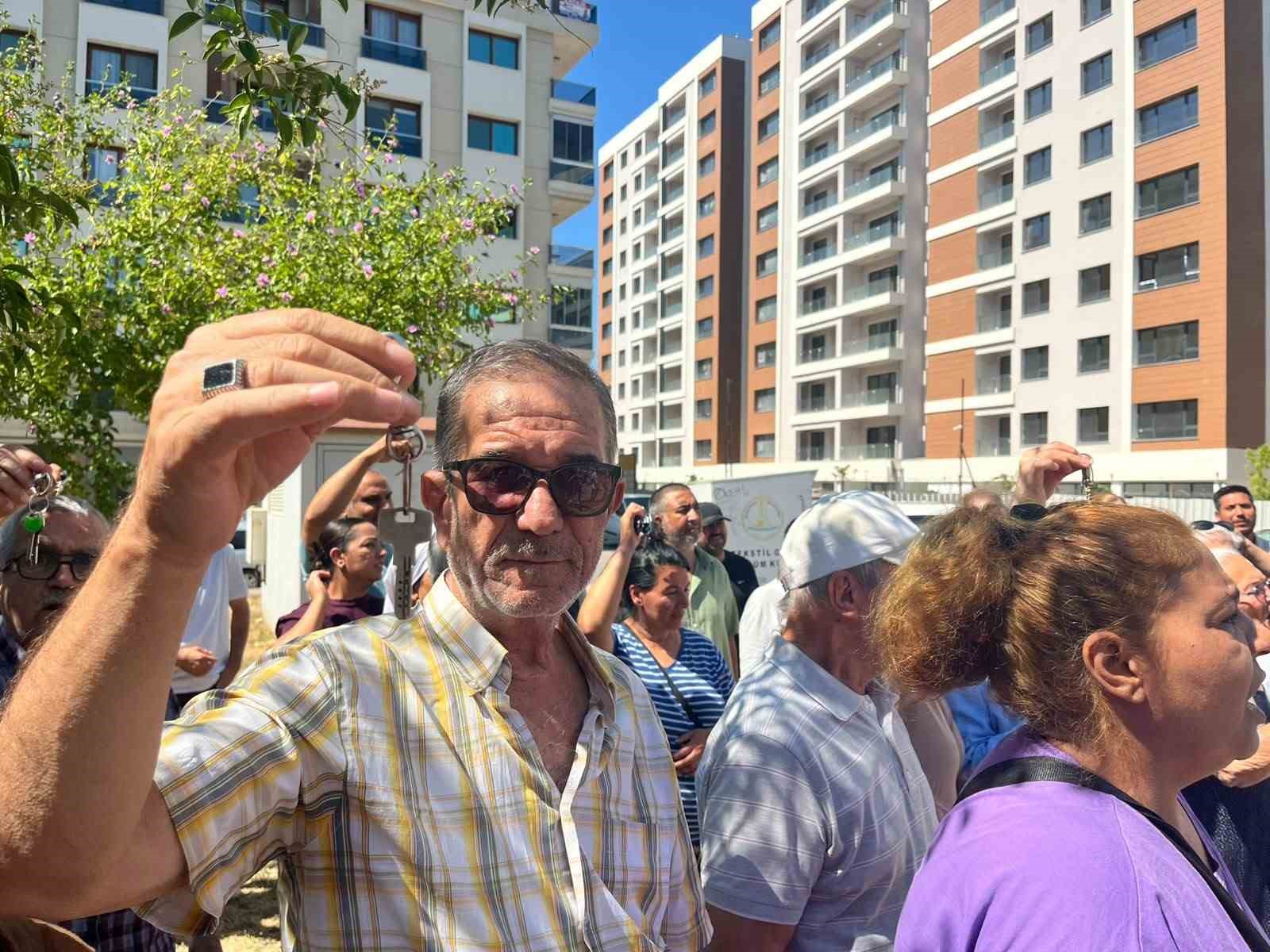 İZMİR’DE KENTSEL DÖNÜŞÜM MAĞDURLARINDAN ’ANAHTARLI’ EYLEM