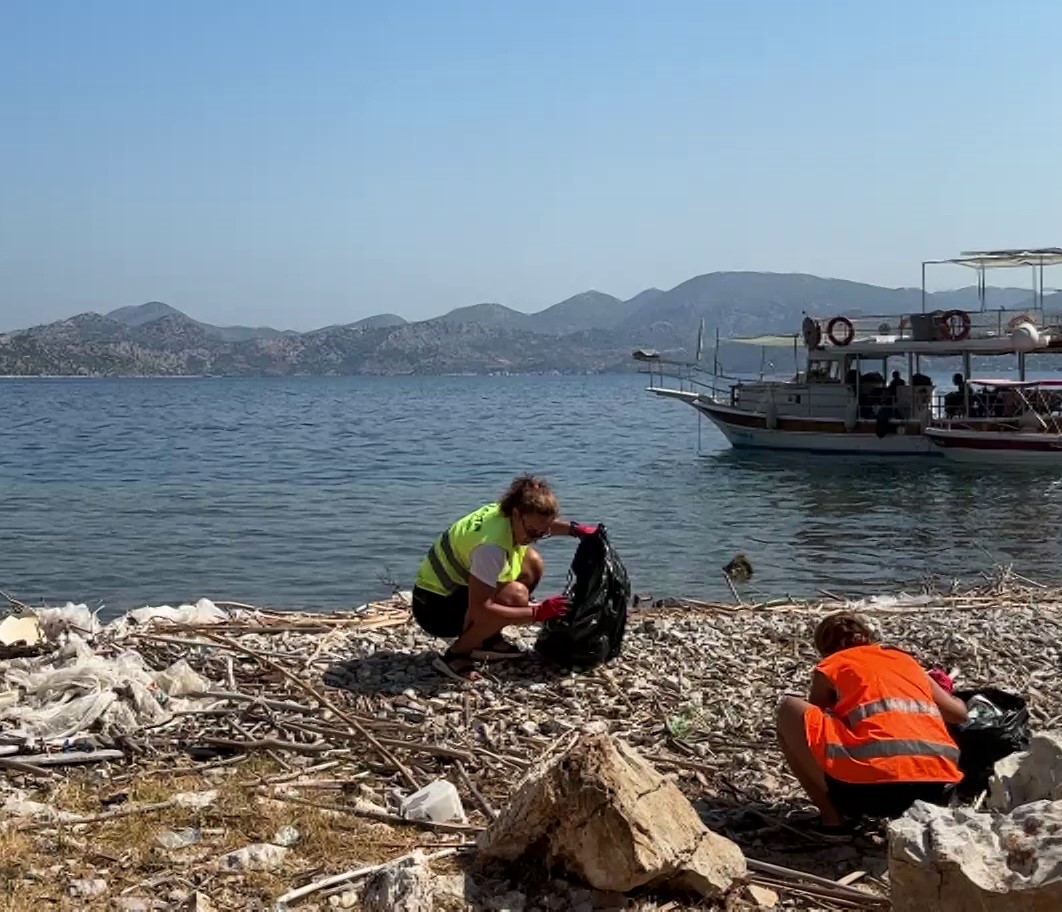 MARMARİS KIYILARINA VURAN MİKROPLASTİKLER ÇEVRECİLERİ HAREKETE GEÇİRDİ