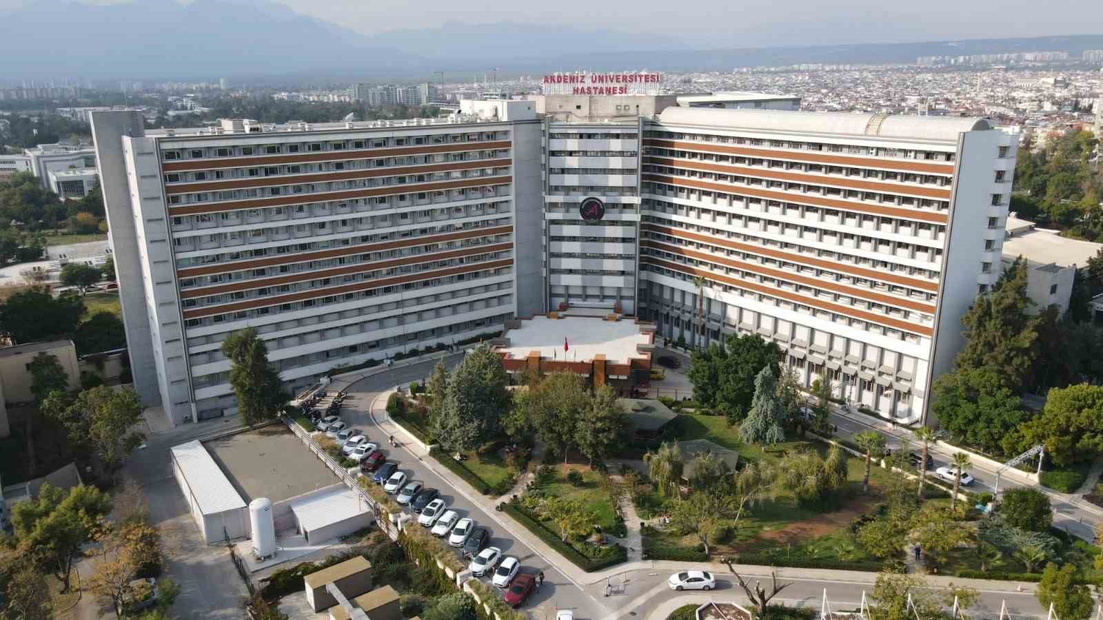 AKDENİZ ÜNİVERSİTESİ’NDE 3’ÜNCÜ RAHİM NAKLİ OPERASYONU BAŞLADI