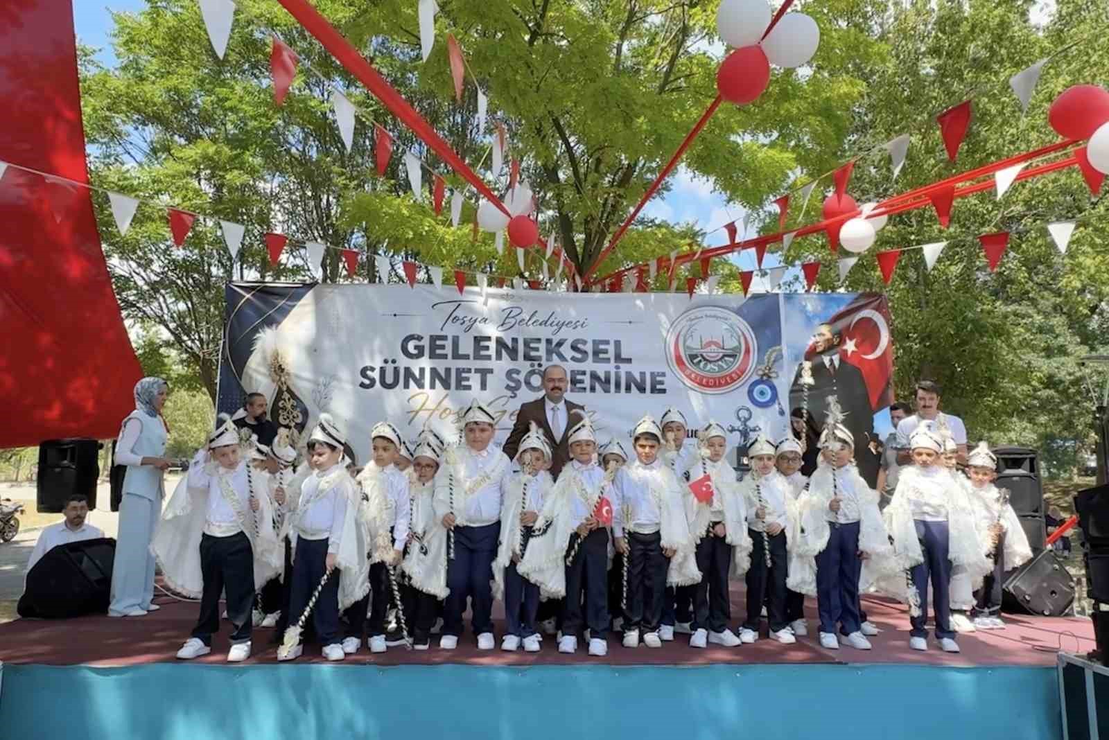 İLÇEDEKİ ÇOCUKLAR TOPLU SÜNNET OLDU, DÜZENLENEN ŞENLİKTE DOYASIYA EĞLENDİ