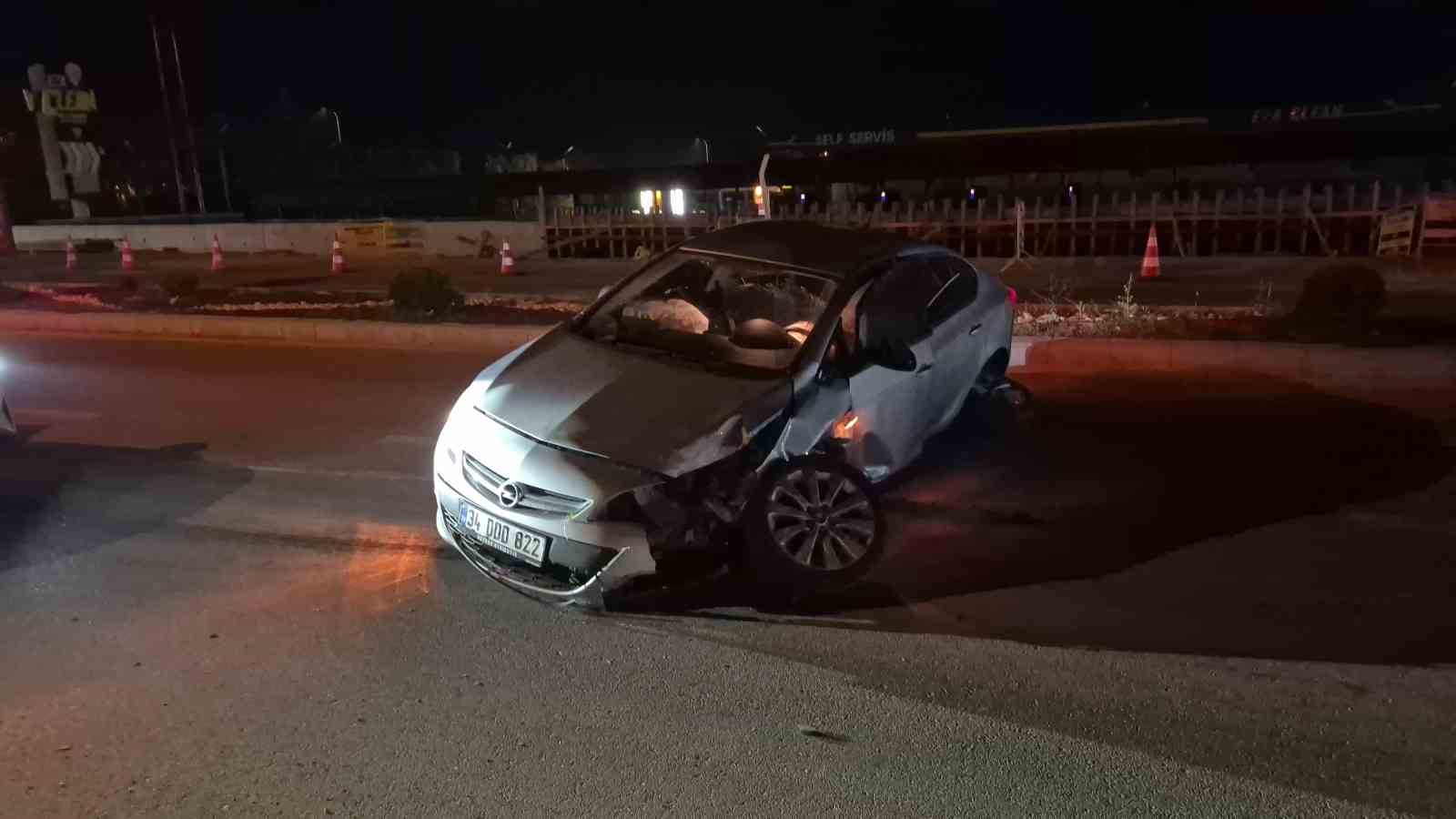 ESKİŞEHİR’DE ALKOLLÜ SÜRÜCÜNÜN KULLANDIĞI OTOMOBİL ORTA REFÜJDEKİ TABELAYI DEVİRDİ