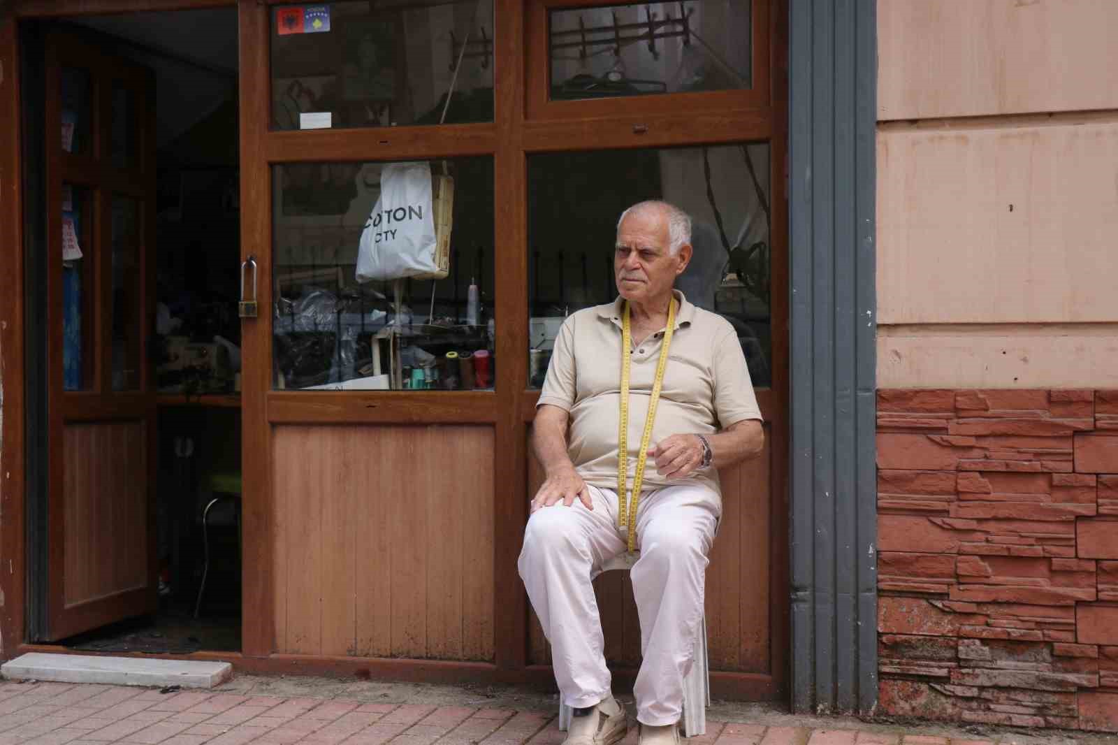 3 METREKARELİK DÜKKANDA KONFEKSİYONA DİRENİYOR