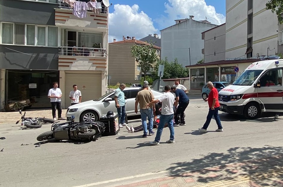 KAVŞAKTA MOTOSİKLET İLE ELEKTRİKLİ BİSİKLET ÇARPIŞTI: 2 YARALI