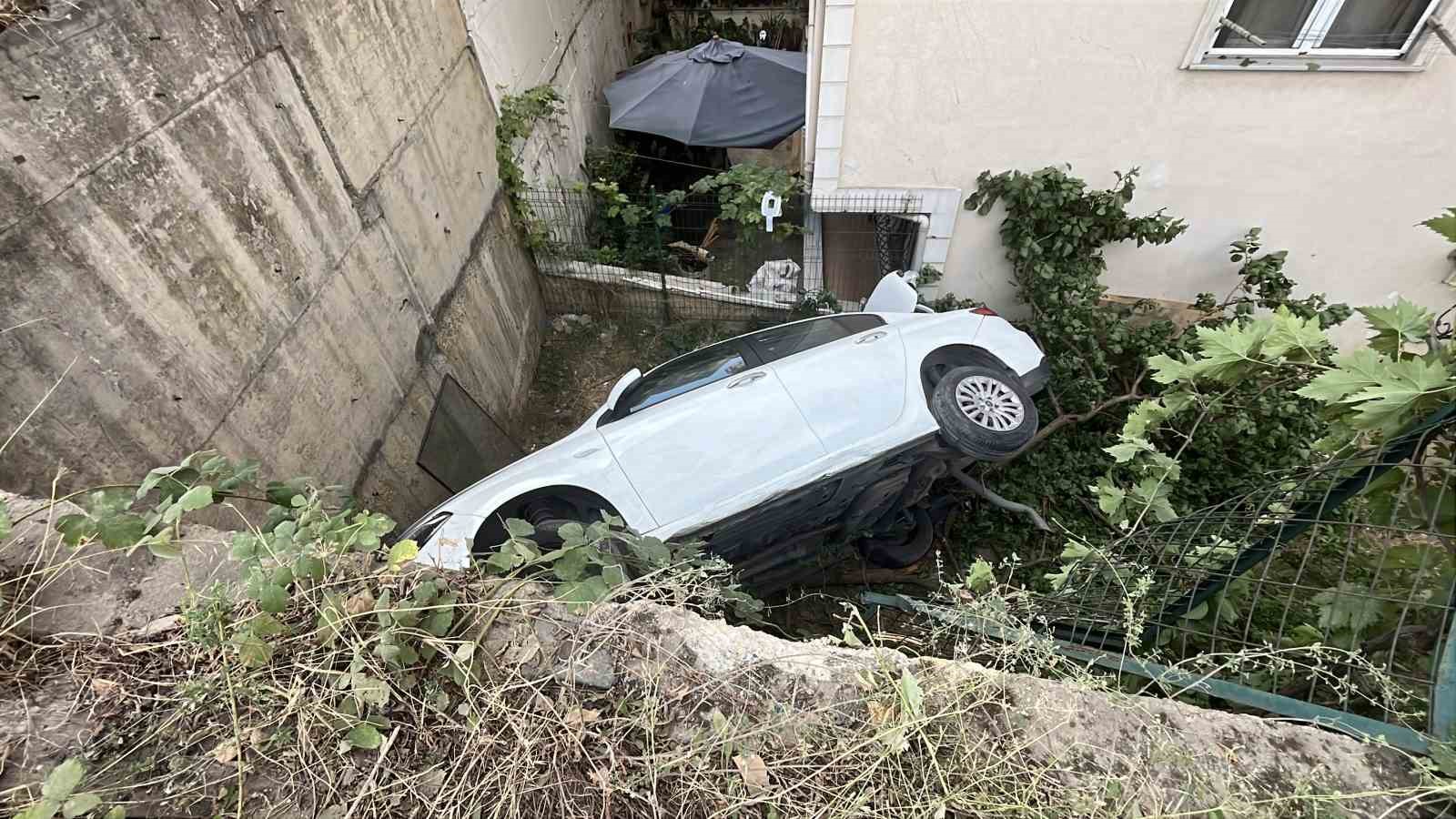KONTROLDEN ÇIKAN OTOMOBİL 5 METRELİK YÜKSEKLİKTEN UÇTU: 2 KİŞİNİN BURNU BİLE KANAMADI, 1 YARALI